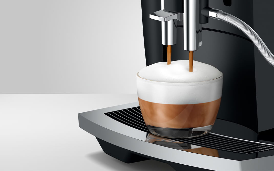 Jura E6 – Cappuccino mit feinporigem Milchschaum dank Easy-Cappuccino-Funktion